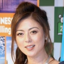 ５７歳・武田久美子の「色気マシマシ」胸元開いた純白ノースリドレスにもん絶！「真の美魔女」「眩しすぎ」「現役バリバリ」