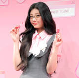 「ＩＬＬＩＴ・ＷＯＮＨＥＥ　ビジネスルックな衣装で美脚を披露　韓国コスメ「ｒｏｍ＆ｎｄ」のモデルとして初のイベント登壇」の画像1