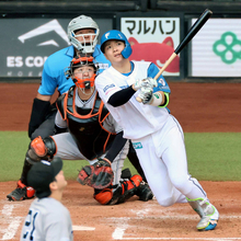 【日本ハム】郡司裕也「ルーフオープン打法」左翼フェンス直撃二塁打で先制！昨季から６戦無敗の屋根開放　今季初開催で不敗神話継続なるか