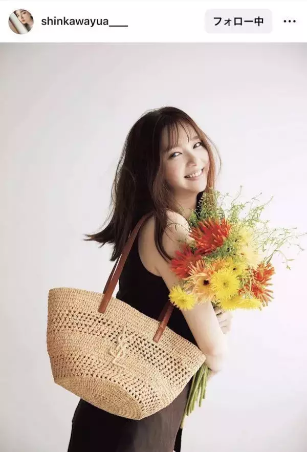 ７年前にロケバス運転手と電撃婚　新川優愛「かごバッグと、夏の花」持って「天才かわいい」「女神のほほ笑み」ショット！