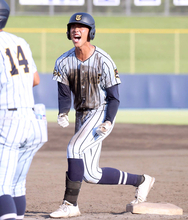 【高校野球】東海大甲府が涙のミラクル決勝進出　一時０－６、４点差９回２死から同点→タイブレークで劇的逆転サヨナラ…３年ぶり１５度目夏の甲子園王手