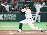 「【巨人】吉川尚輝が４回内野安打を放って出塁後に険しい表情で下がる　代走を送られて急遽交代」の画像1