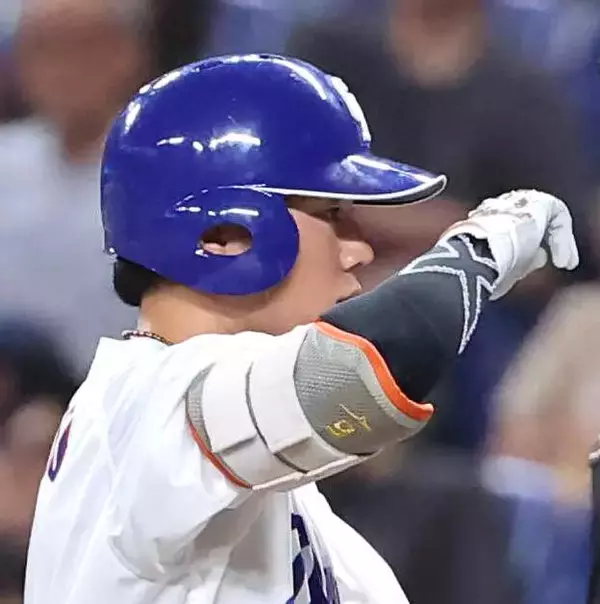 【中日】村松開人が死球…スタンドから怒号とブーイング　右肩甲骨骨折から復帰戦　広島のサブマリン右腕・鈴木健矢の１２７キロ変化球が背中に直撃