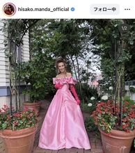 「お楽しみくださいませ〜」６８歳・大物女優のピンクドレス姿に「お似合いです」「お人形さん」「お姫様」…萬田久子