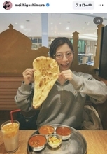 元日向坂４６・東村芽依「想像以上に大きい」巨大ナンと自身の顔を比較する姿が話題！