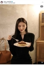 吉井美優、オールブラックコーデでカフェを満喫する姿に「ほんと綺麗」「黒も天才的に似合う」「今年も最強で最高」