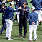 「「皆さんの背中を押してあげられたら」松井秀喜氏が特注ジャンパーで侍ジャパンを激励＆助言＆指導」の画像1