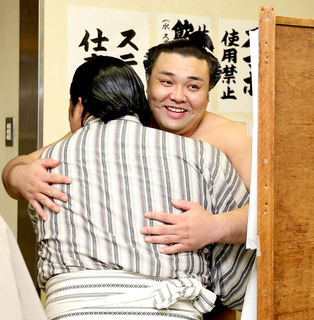 霧島、３度目の優勝は史上初の珍事　１４日目に優勝争い対象３人が総崩れして決定…千秋楽はまな娘と喜び分かち合う「１年前から万歳の練習をしていた娘の約束を守れた」