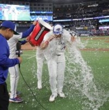 岡本和真がメジャー初アーチ「毎日勉強しながら頑張っていきたい」　ゲレロらから水をかけられビショビショに