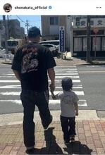 「＃天使達」中田翔さん、後ろ姿の親子“手つなぎ”ショットが「かわいい」「ほっこり」「癒される」と話題！