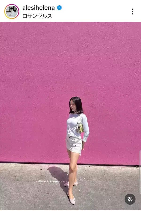 女優の母は昭和の終わりに大ブーム…美人娘がミニスカ姿！見えそうな生足ショットが「キュート」エレナ・アレジ・後藤