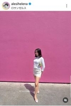 女優の母は昭和の終わりに大ブーム…美人娘がミニスカ姿！見えそうな生足ショットが「キュート」エレナ・アレジ・後藤