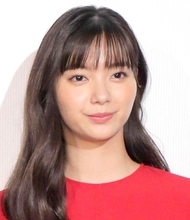 夫はロケバス運転手　３２歳・新川優愛の衝撃姿「ＪＫ」「まだまだ」「超カワイイ」小遣い額も話題に