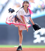 【日本ハム】モー娘・牧野真莉愛、ど派手「新庄監督スカート」で３年連続ファーストピッチ→ノーバン投球！日ハム愛爆発「ラブ新庄！」
