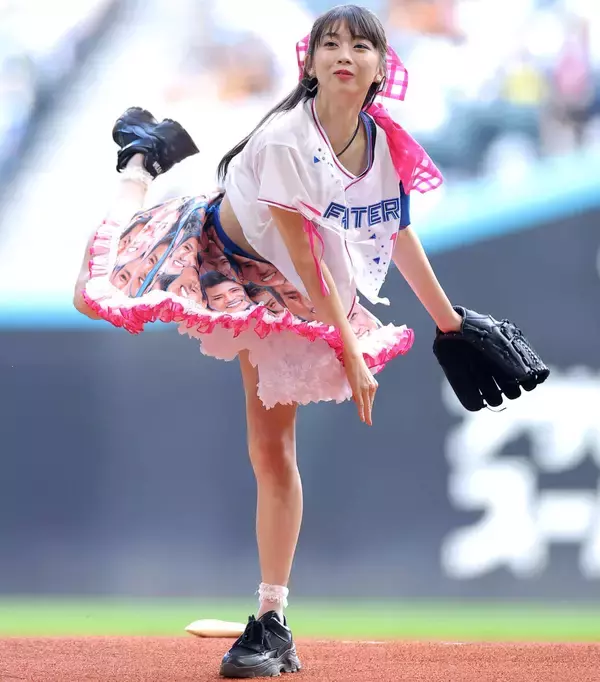 【日本ハム】モー娘・牧野真莉愛、ど派手「新庄監督スカート」で３年連続ファーストピッチ→ノーバン投球！日ハム愛爆発「ラブ新庄！」