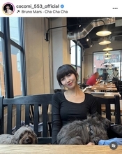 Ｃｏｃｏｍｉに視線くぎ付け…タイトトップスで美スタイル強調！犬とまったり「Ｔｅａｔｉｍｅ」ショット公開