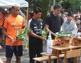 【Ｊ１清水】サンバ隊の先導受けて境内に入場し魚町稲荷神社で必勝祈願　　住吉ジェラニレショーン主将「より多くの勝利の喜びを届けられるよう頑張ります」