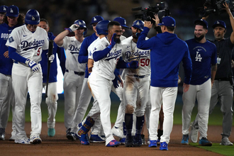 ドジャース劇的サヨナラ勝ち　大谷翔平が３１試合ぶり７度目の欠場も歓喜の輪に　左膝、右腕、首と満身創痍も完全休養で５日の出場判断へ