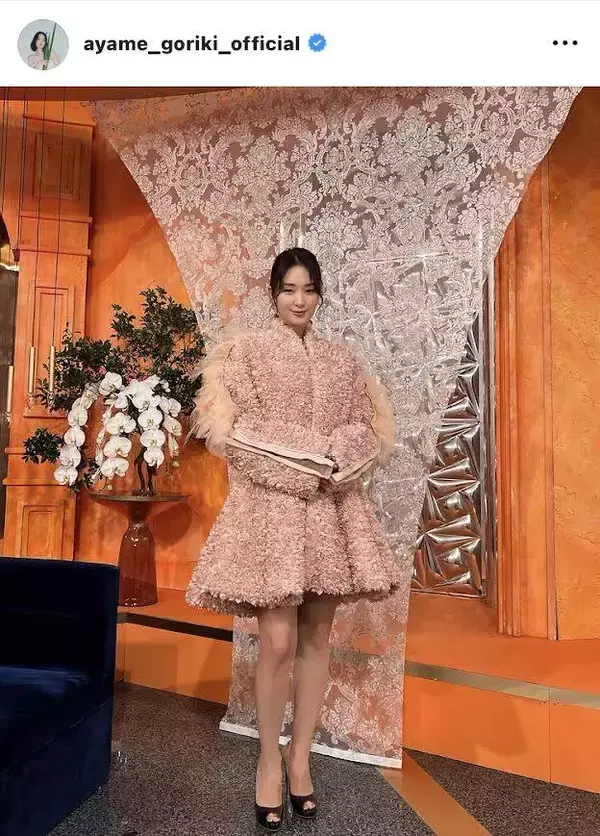 剛力彩芽、美脚スラリの近影に「綺麗さがエグい」　ミニ丈コーデ姿が「世界一美しい」「どれも国宝級」と絶賛！
