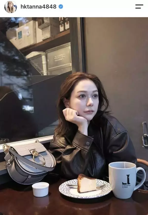 「赤い靴がセクシー」村重杏奈が“いい女”カフェショット「美しすぎてやばい」「大人なコーデで素敵」と話題