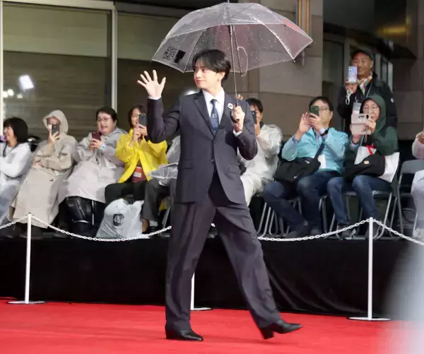 中島健人　雨のレッドカーペットに黒のスーツで登場「これは恵の雨なんじゃないかな」　第３９回東京国際映画祭でナビゲーター就任