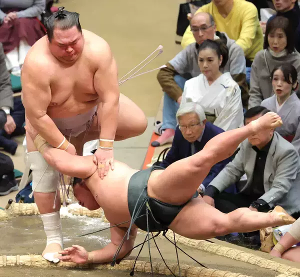友風が物言いで白星を飾るも花道でまさかの転倒　お客さんも「何が起きたんだ」とあ然