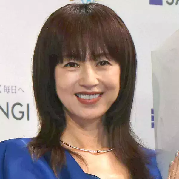 ５３歳・高岡早紀の美スタイル黒コーデ、ワイングラスの大人な雰囲気全開ショットに「まるで美術館」「癒しです」の声！