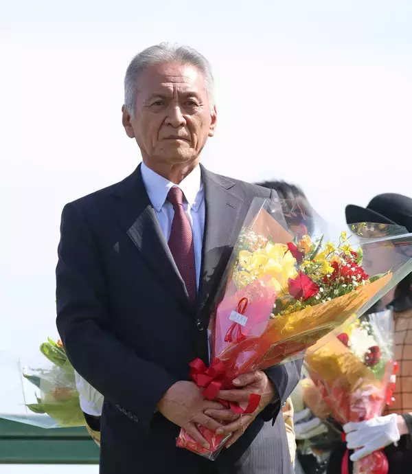 生誕の地で有終「７０年間この中山競馬場で過ごしていました」小西調教師は万感　中山で調教師へ花束贈呈セレモニー　