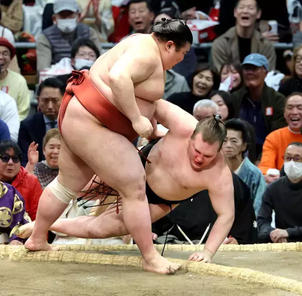 岡田彰布氏に“おーん返し”の白星　熱海富士、場所前会食で力水…安青錦の首投げ攻略し雪辱、綱取り絶望的４つ目黒星つける