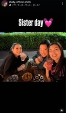 海外移住したＳＨＥＬＬＹが「シスターデー！」３ショット「べっぴん三姉妹」「お姉ちゃん！」「むっちゃ似」
