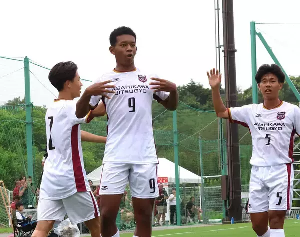 【高校サッカー】ナイジェリア人の父を持つＦＷオニブチジデオフォー太郎「高校では初めて」　エースストライカーのハットトリックで旭川実が大阪桐蔭に快勝