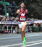 「【箱根駅伝】 早大は４位　往路２位も復路はブレーキ続きで１５年ぶり総合優勝に届かず」の画像1