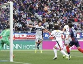 ＦＣ東京―鹿島は前半１―１で折り返し　遠藤がＦＫを直接決めて先制も、１０人の鹿島がＣＫから同点に