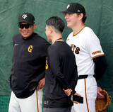 「【巨人】阿部監督が投手陣を視察　那覇で１２投手がブルペン入り」の画像1
