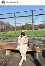 第１子妊娠中の藤田ニコル、おそろいピンクコーデで愛犬と散歩「妊婦コーデまで可愛い」「春らしくて素敵」