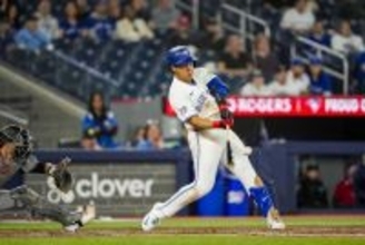 岡本和真、大谷翔平の前で２戦ぶり安打　痛烈な打球を左前へ　ドジャース戦「４番・三塁」スタメン