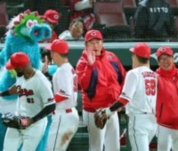 【広島】新井貴浩監督、７年ぶりセーブの３３歳に「さすがザキ」森下暢仁は「気迫感じた」