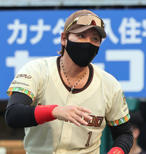 【日本ハム】新庄監督「外野をちょっと守らせてみようかな。グラブにバネが付いてるから（笑）」郡司の外野コンバート案を示唆