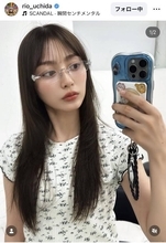 内田理央が艶やかロングヘアー×リムレスメガネのくつろぎショットでファン魅了！「天使すぎる」「黒縁のメガネかけてみて」