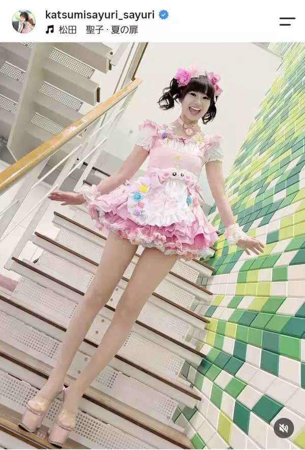 足スラリ！「かつみさゆり」のさゆり、５７歳のミニワンピ姿に「２ｍあります？」「まじでお人形さんの足」