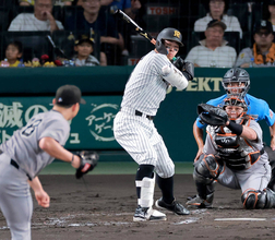 【阪神】佐藤輝明が小笠原慎之介から右手首付近に死球受ける　甲子園騒然　２９日の森下に続き…
