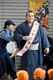 「大関・安青錦が一日警察署長「緊張もあったが、うまくやれた」チラシ配布や横断訓練で交通安全を呼びかけ」の画像1
