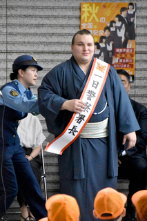 大関・安青錦が一日警察署長「緊張もあったが、うまくやれた」チラシ配布や横断訓練で交通安全を呼びかけ