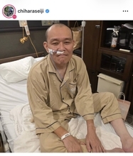 肝膿瘍破裂で入院中の千原せいじ「鼻の管抜く予定やったのに…」病院のベッドに座る姿に「もうしばらくの辛抱」「元気出して」