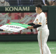 【巨人】岡本和真、３、４月の月間ＭＶＰ賞受賞の表彰式　リーグトップの１０発２５打点