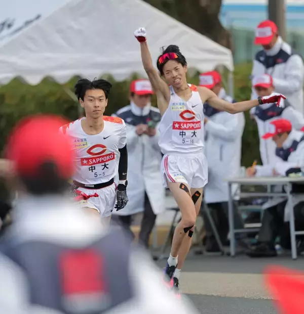 【箱根駅伝】４強の行方は？　青学大は４区で５位浮上　中大がトップ、国学院大３位、駒大７位