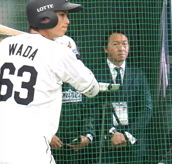 【ロッテ】巨人編成本部参与の長野久義氏が都城キャンプ訪問　スーツ姿でチームスタッフにあいさつ