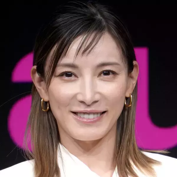 ４３歳になった元“ＣＭ女王”が「ウルトラ綺麗」「どの角度からでも美しい」「素敵」加藤あいが私服ショット披露
