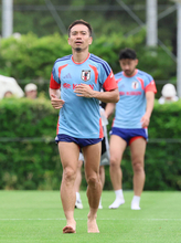 【Ｗ杯】５大会連続の５番に長友佑都「ゴリラのように」最年長３９歳がゴリラパワーで貢献宣言