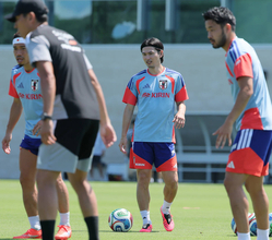 南野拓実が『メンター』として挑むＷ杯　本格練習に初参加「行くよ！ここよ！」ボール回しで選手を鼓舞